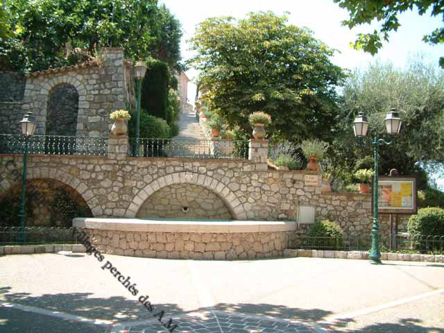 La mont�e vers le village