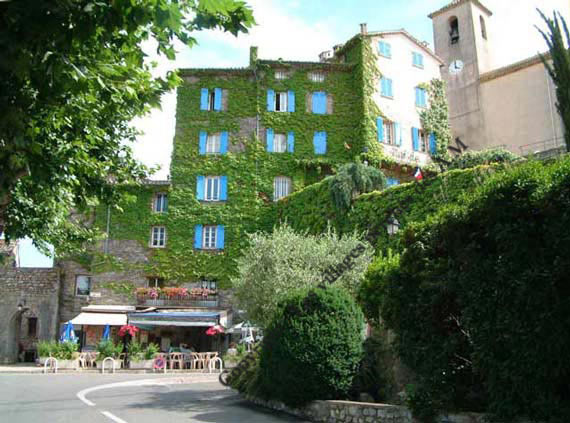 Vers l'entr�e du village par le portail Soubran