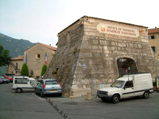 Les restes du donjon, actuellement l'office de tourisme