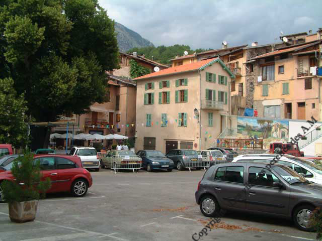 La place principale du village