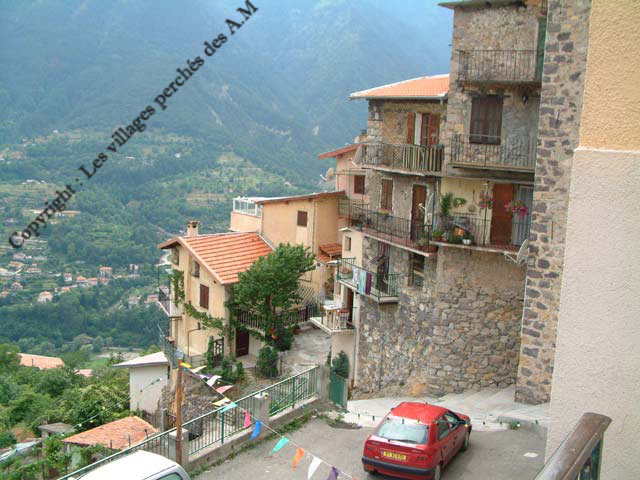 Maisons surplombant le vide