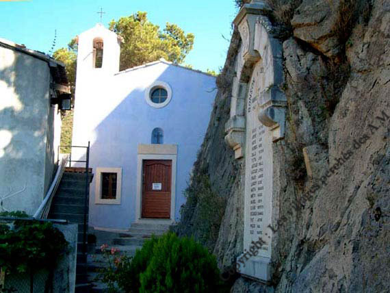 La chapelle Saint Antoine de Padoue et le monument aux morts