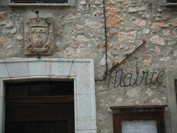 L'�cusson de la commune sur la fa�ade de la mairie