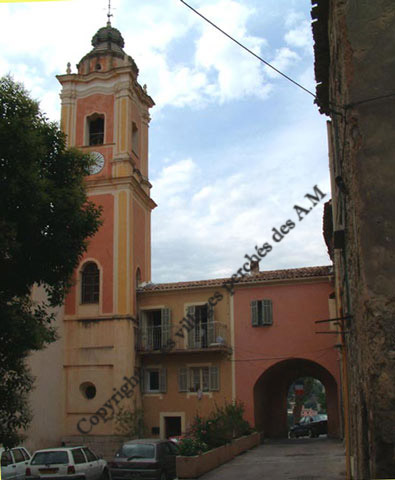 l'eglise St Pierre, � droite l'entr�e du village du 17�me si�cle