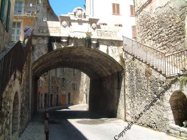 Le dessous de la fontaine vue de la route