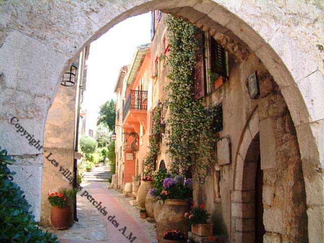 L'une des 2 anciennes entr�es du village: le portail ouest,rue du Comte de Cessole
