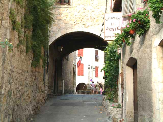 L'entr�e du village par la voute
