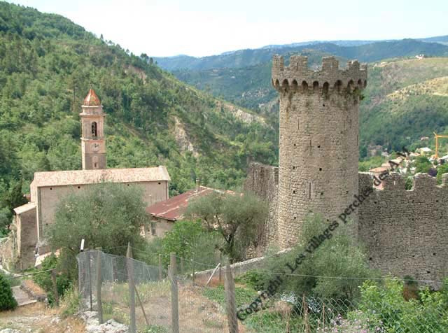 Vue sur le donjon, l'�glise et le village