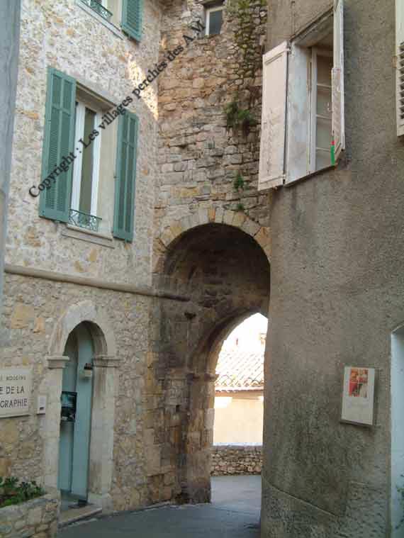 La porte sarrazine, � cot�: le mus�e de la photographie