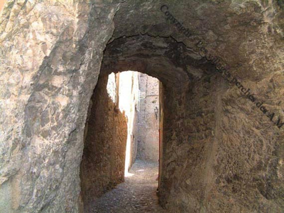Ruelle taill�e dans le rocher