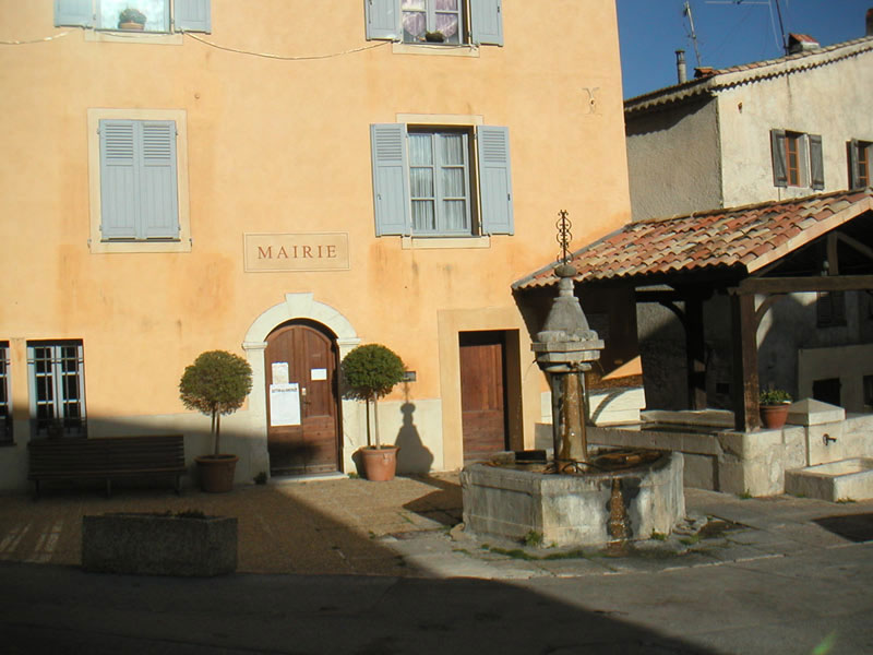 la mairie, la fontaine, le lavoir 