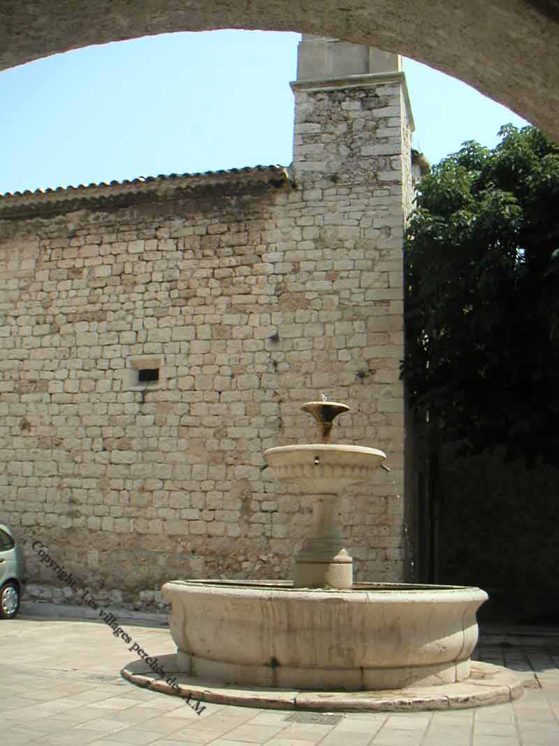 La fontaine de la place de l'�glise
