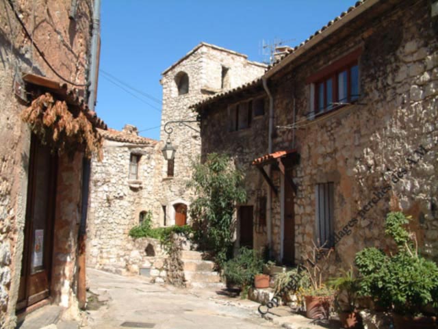 Une des rues avec ses belles maisons en pierres