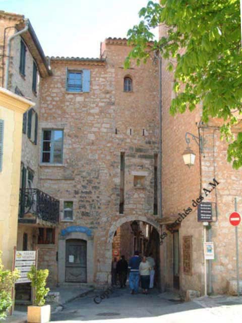 L'une des deux entr�es du village