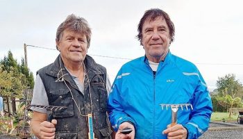 , Manche. Il pêche une palourde de 7,5 cm sous les falaises de Champeaux