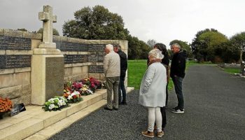 , Loctudy. Hommage aux péris en mer au cimetière